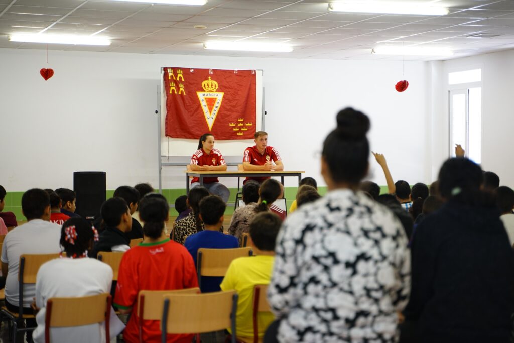 Álex Rubio y Desi Santiago visitan el colegio Miguel Delibes en Real Murcia Al Cole