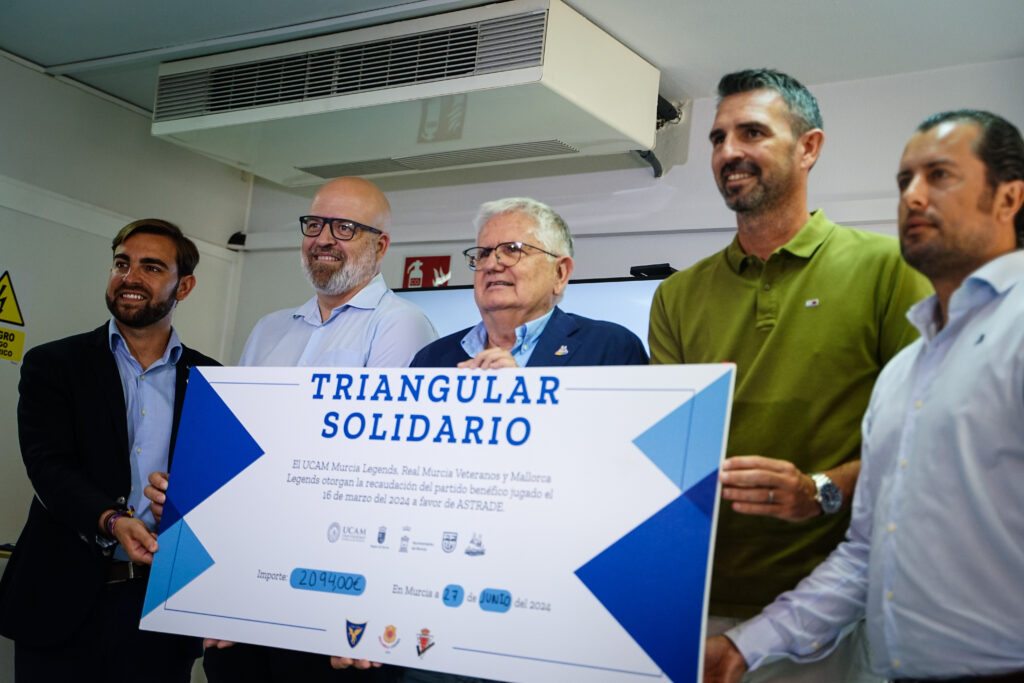 Astrade recibe la taquilla del Triangular Solidario de Veteranos de manos del UCAM Murcia Legends, Real Murcia Veteranos y Mallorca Legends
