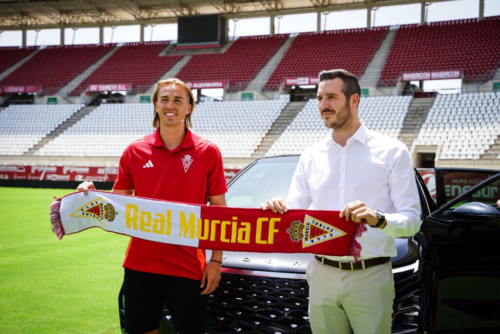 Pedro Benito, presentado como nuevo jugador del Real Murcia junto a nuestro patrocinador Grupo Marmo