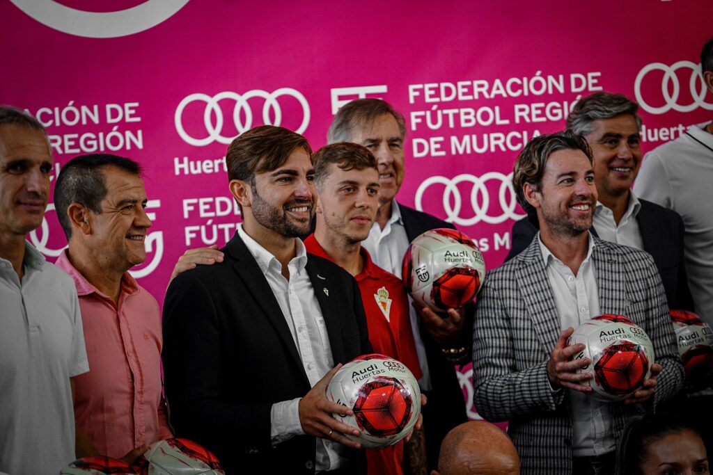 Juanjo Fernández y Loren Burón, presentes en el estreno del balón oficial de la FFRM 2024-25