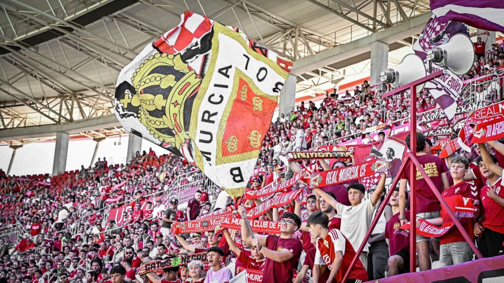 Más de 11.500 espectadores han presenciado el Real Murcia-Mérida