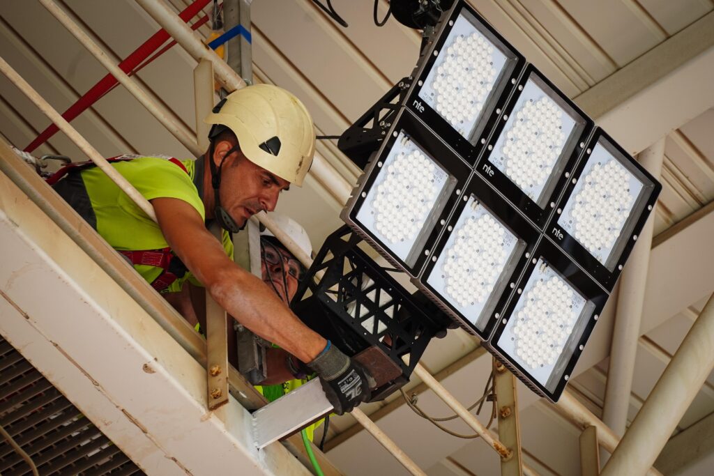 En marcha la instalación de la nueva iluminación LED en el estadio Enrique Roca de Murcia