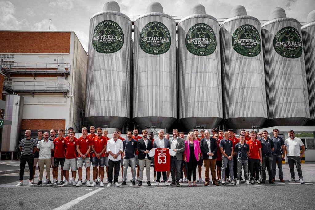 El Real Murcia realiza la tradicional visita a Estrella de Levante