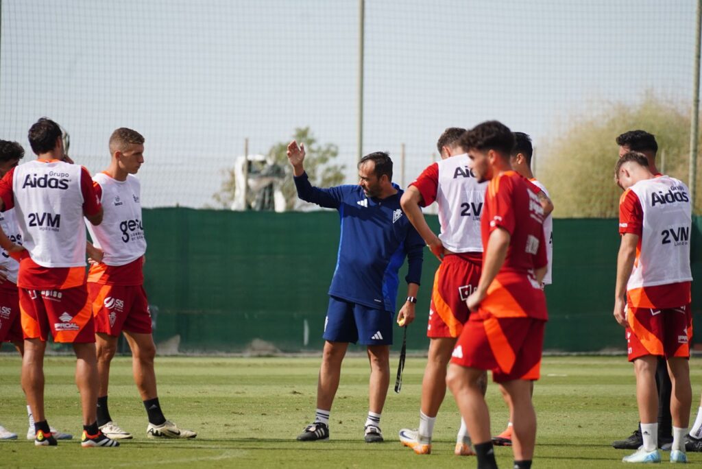 La primera plantilla ya prepara en La Torre Golf Resort el duelo de este domingo ante el Recre