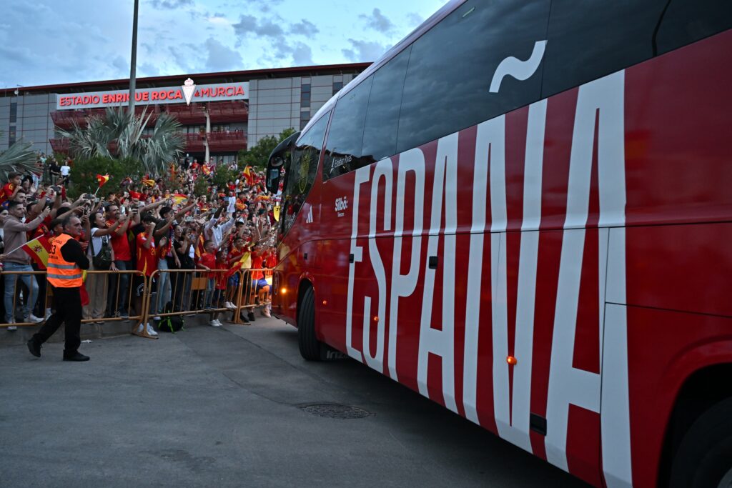 Recibimiento a la Selección Española en el Estadio Enrique Roca