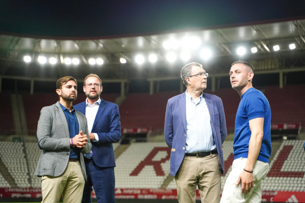 El alcalde de Murcia, José Ballesta, visita el estadio Enrique Roca de Murcia