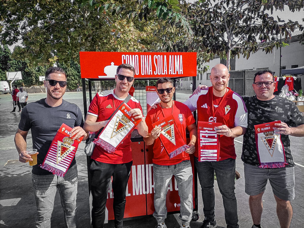 El Real Murcia presente en el I Congreso de Peñas Murcianistas con su carrito de merchandising en Beniel