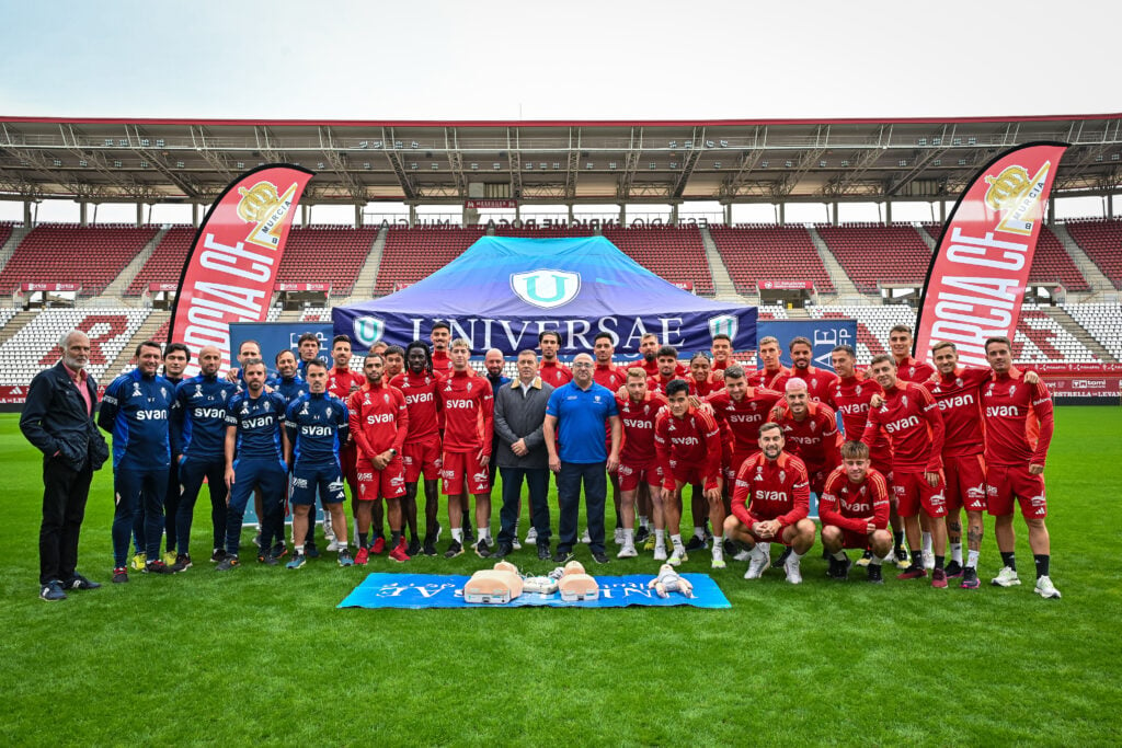 La primera plantilla del Real Murcia recibe formación en primeros auxilios gracias a UNIVERSAE