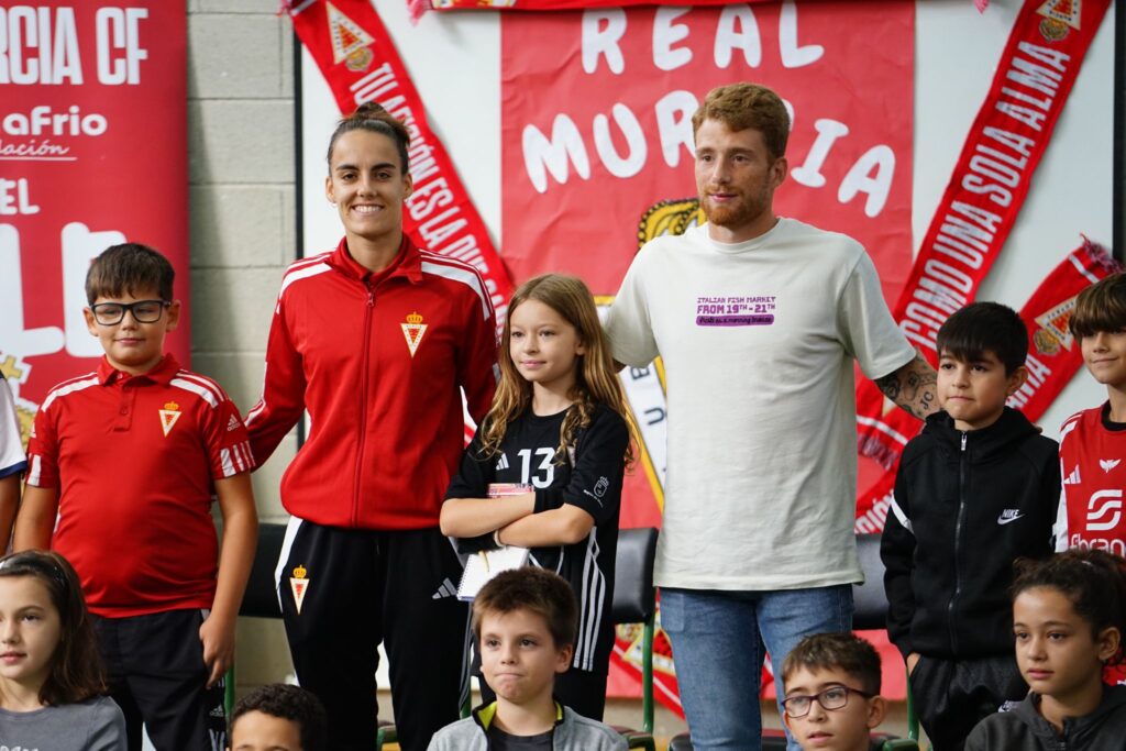 David Vicente y Ana Carrascosa visitan el CEIP Infanta Cristina en Real Murcia Al Cole