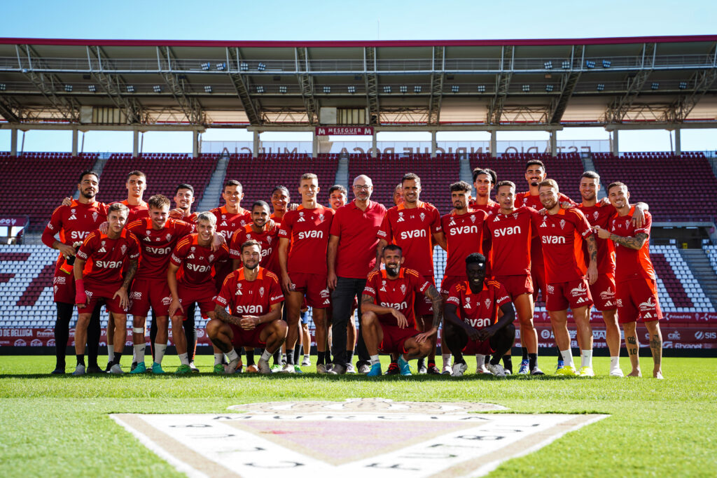 Ortopedia Florencio visita a la primera plantilla en el estadio Enrique Roca de Murcia