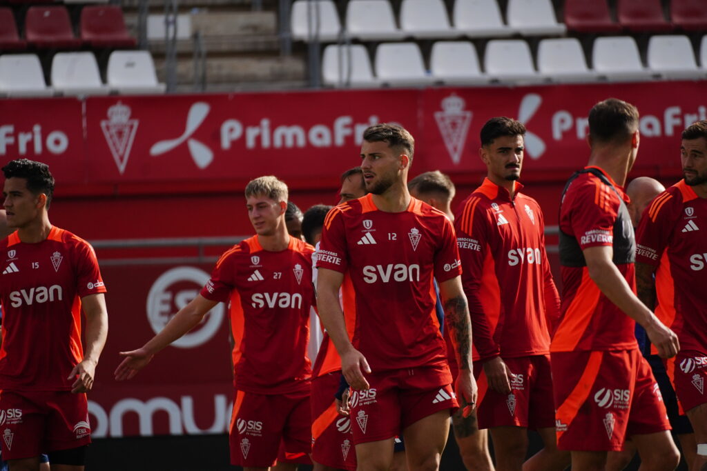 La primera plantilla inicia la semana de trabajo en el estadio Enrique Roca de Murcia