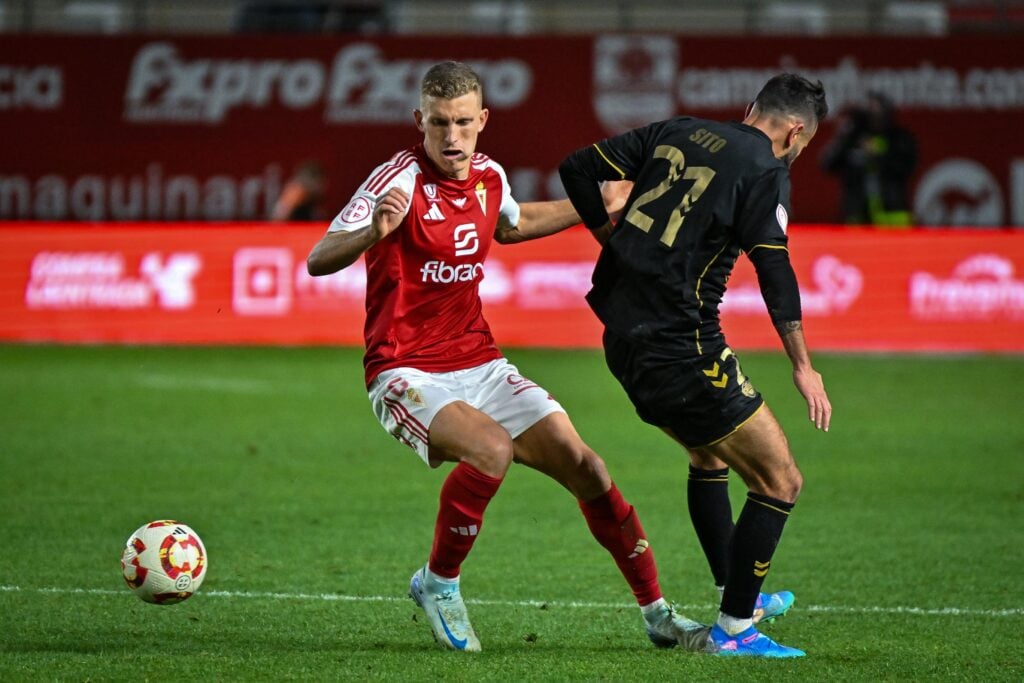 El Real Murcia no consigue la victoria en el último partido del año ante el Intercity (1-1)