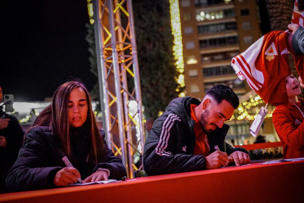 Gazzaniga y Tere Javaloy disfrutan de la Navidad murcianista en la Caseta del Gran Árbol de la Plaza Circular