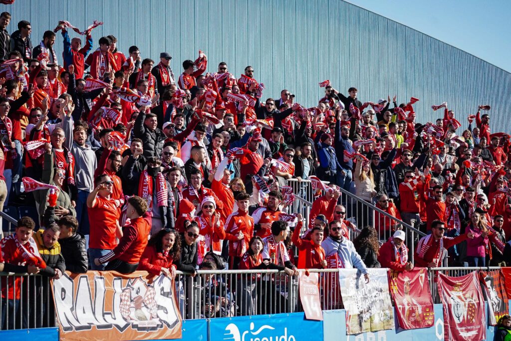 La afición del Real Murcia arropó a su equipo en el partido ante el Fuenlabrada