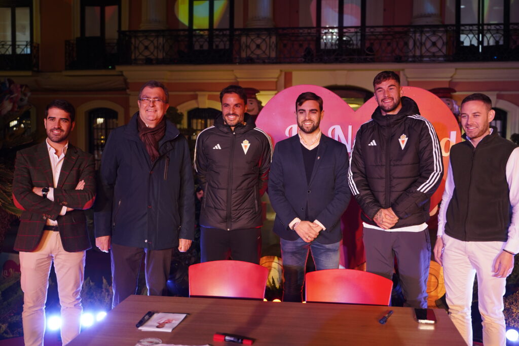 Pedro León y Carrillo desatan la pasión grana en el Mercadillo de Navidad de la Glorieta de España