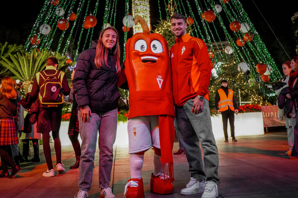 Los jugadores del Real Murcia y Acho Pimentón protagonizan una tarde mágica en la caseta del Gran Árbol