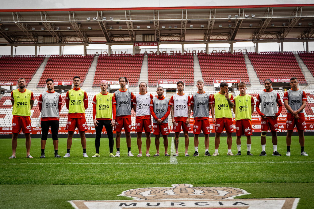 Gesa Correduría de Seguros y Reaseguros junto al Real Murcia en cada entrenamiento