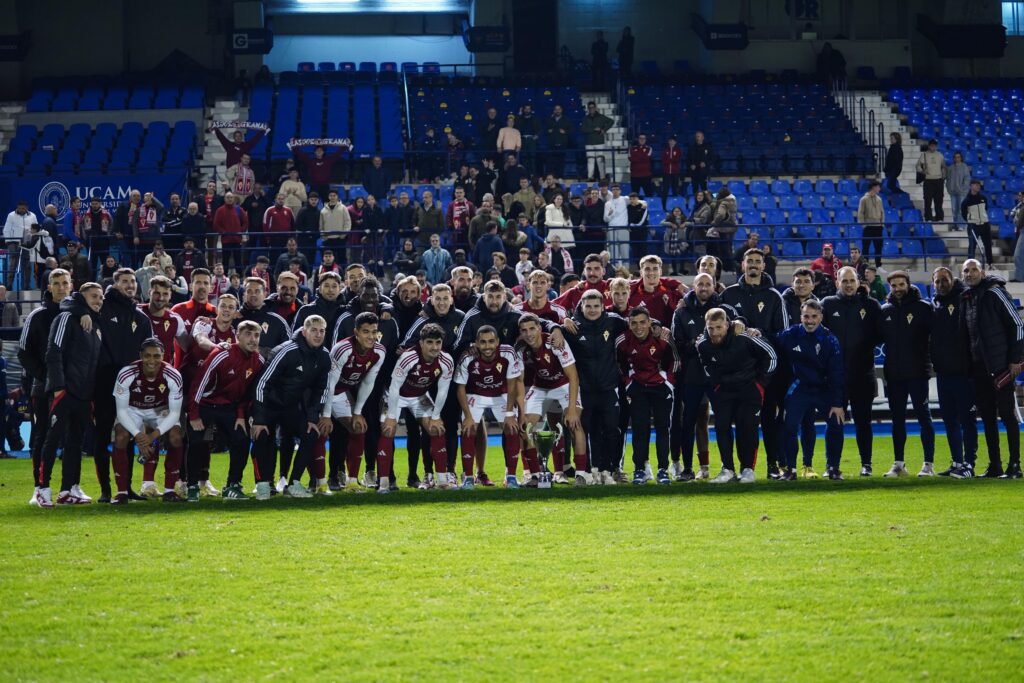 El Real Murcia vence en penaltis al UCAM Murcia en el partido solidario Murcia 1200