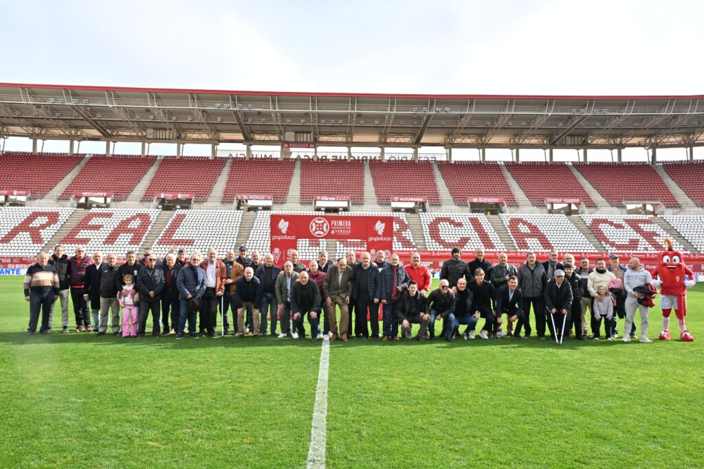 El Real Murcia homenajea a los jugadores del Imperial en el partido del Centenario