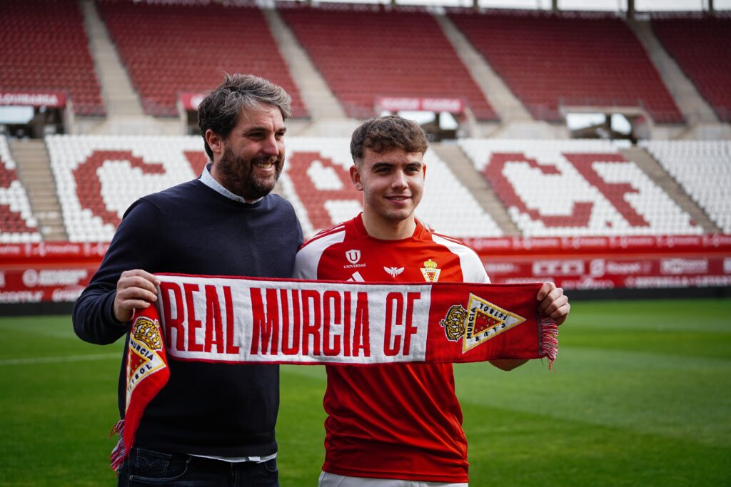 Ian Forns, presentado como nuevo jugador del Real Murcia