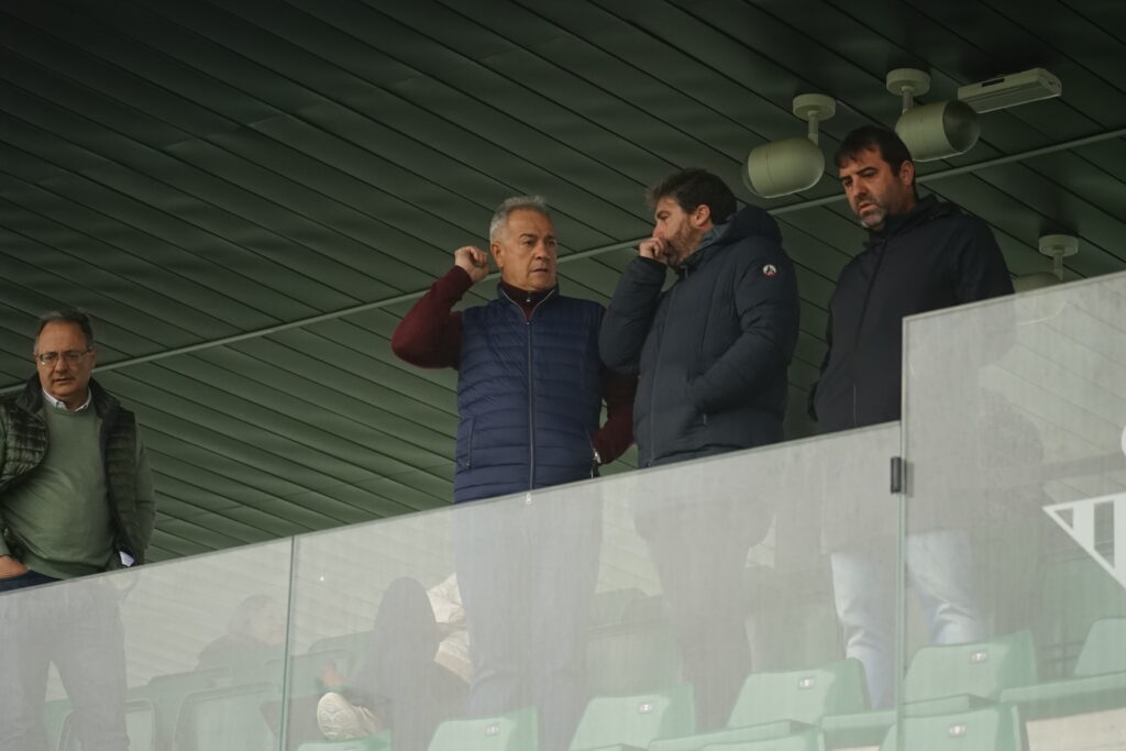 Felipe Moreno y la secretaria técnica estuvieron apoyando al Juvenil A en su encuentro de Copa del Rey ante el Betis