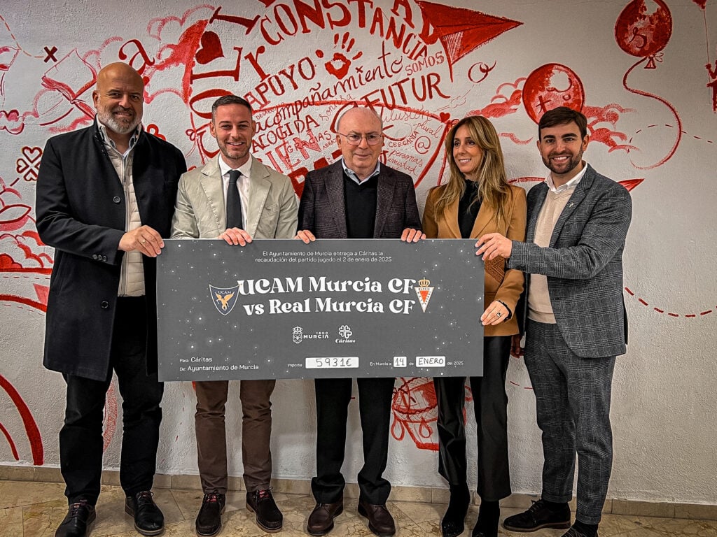 Ayuntamiento, UCAM Murcia CF y Real Murcia hacen entrega a Cáritas de la cantidad recaudada en el Partido Solidario Murcia 1200