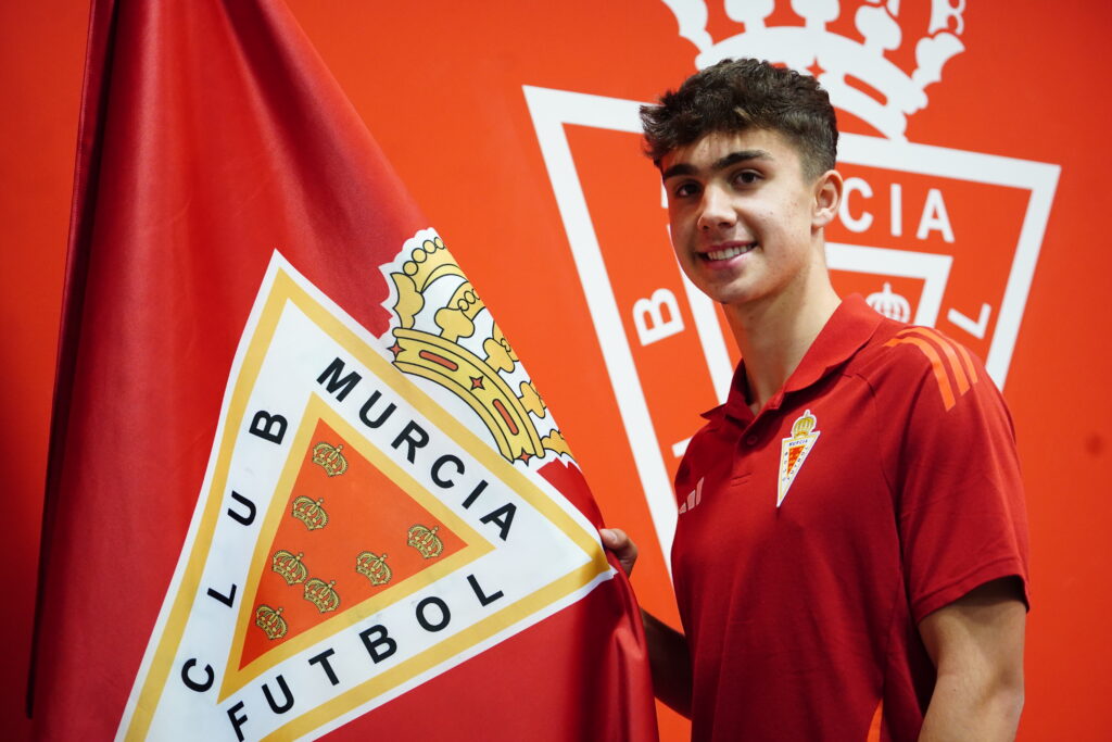 Héctor Pérez seguirá demostrando todo su talento en defensa tras renovar con el Real Murcia CF