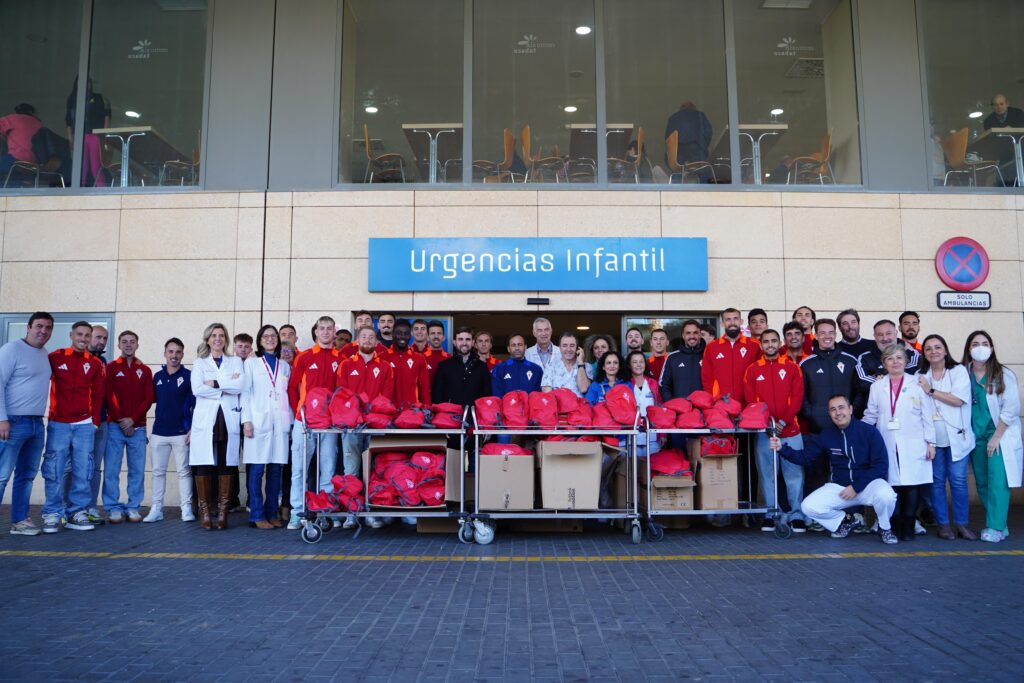 El Real Murcia lleva ilusión y regalos al Hospital Virgen de la Arrixaca